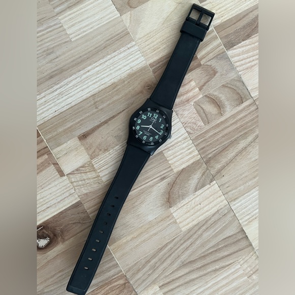 Q&Q Ladies Watch Black Rubber Strap and Dial Luminous Hands Markers 10BAR WR - Picture 6 of 12